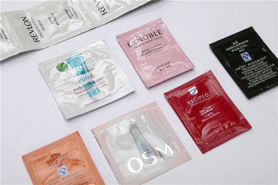 Małe plastikowe szampony i torby saszetek odżywczych do produktów kosmetycznych